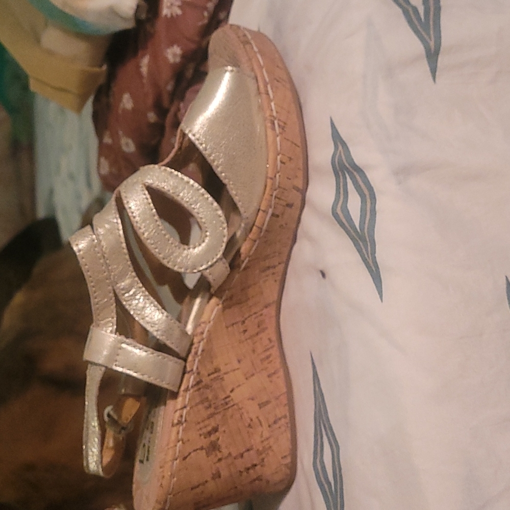 Born Concepts cork wedge gold shimmer sandals Size 8W 8 wide excellent condition
